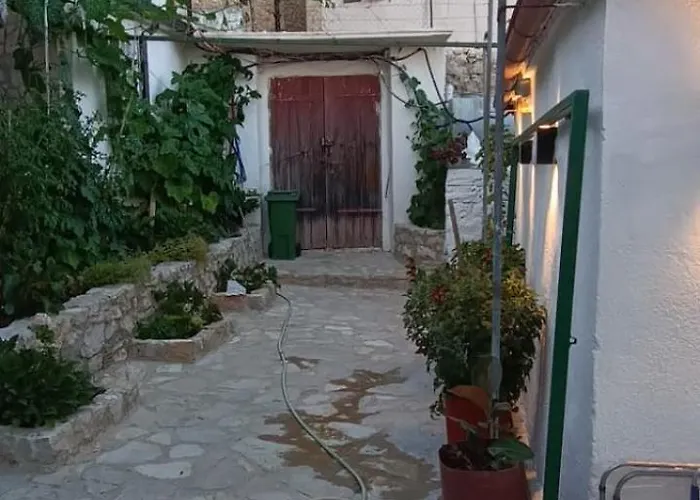 Hill House Apartment