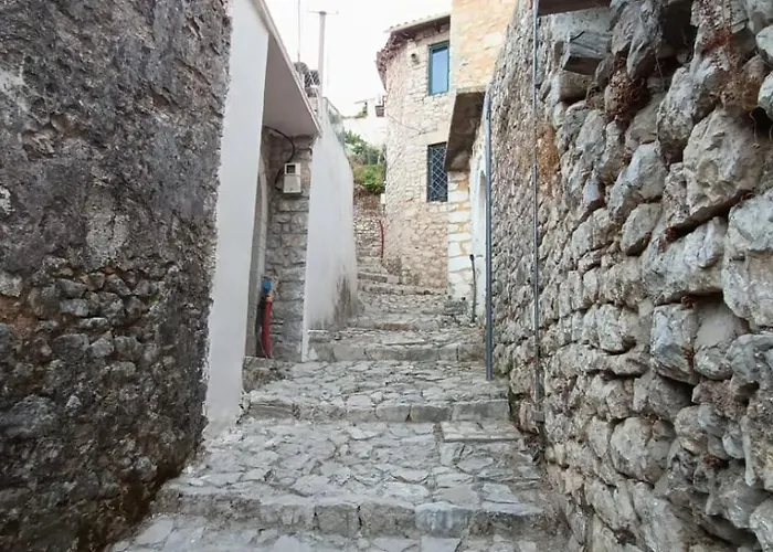 Apartment Hill House